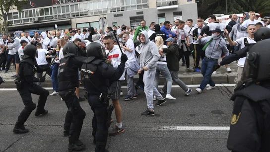 Agentes de la Policía Nacional cargan contra los ultras del Legia de Varsovia Agentes de la Policía Nacional cargan contra los ultras del Legia de Varsovia