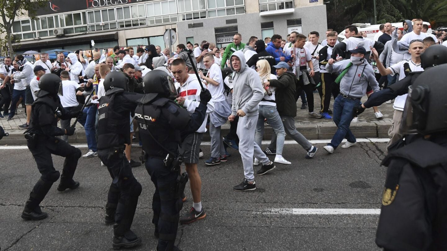 Agentes de la Polic&iacute;a Nacional cargan contra los ultras del Legia de Varsovia