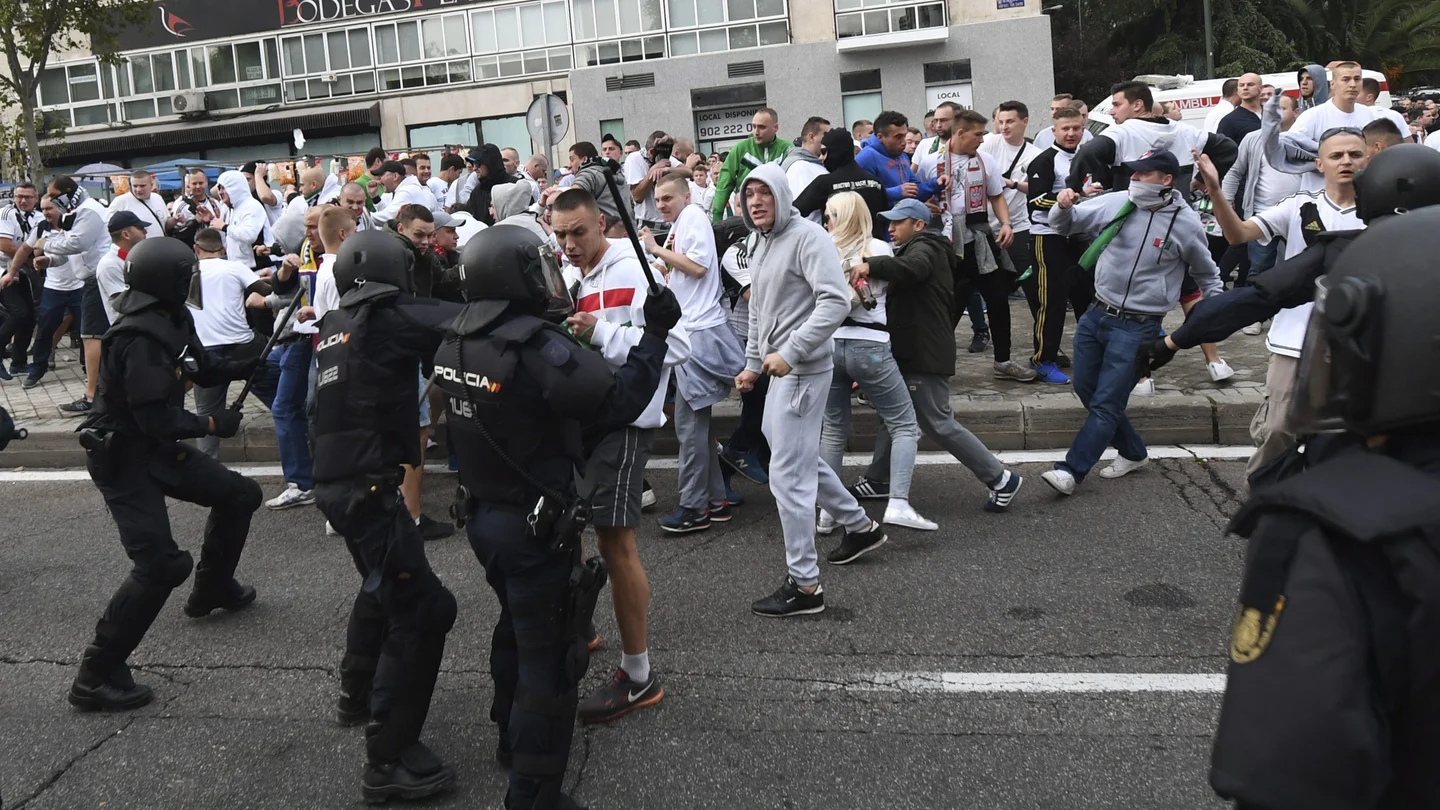 Agentes de la Policía Nacional cargan contra los ultras del Legia de Varsovia Agentes de la Policía Nacional cargan contra los ultras del Legia de Varsovia