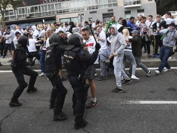 Agentes de la Policía Nacional cargan contra los ultras del Legia de Varsovia Agentes de la Policía Nacional cargan contra los ultras del Legia de Varsovia