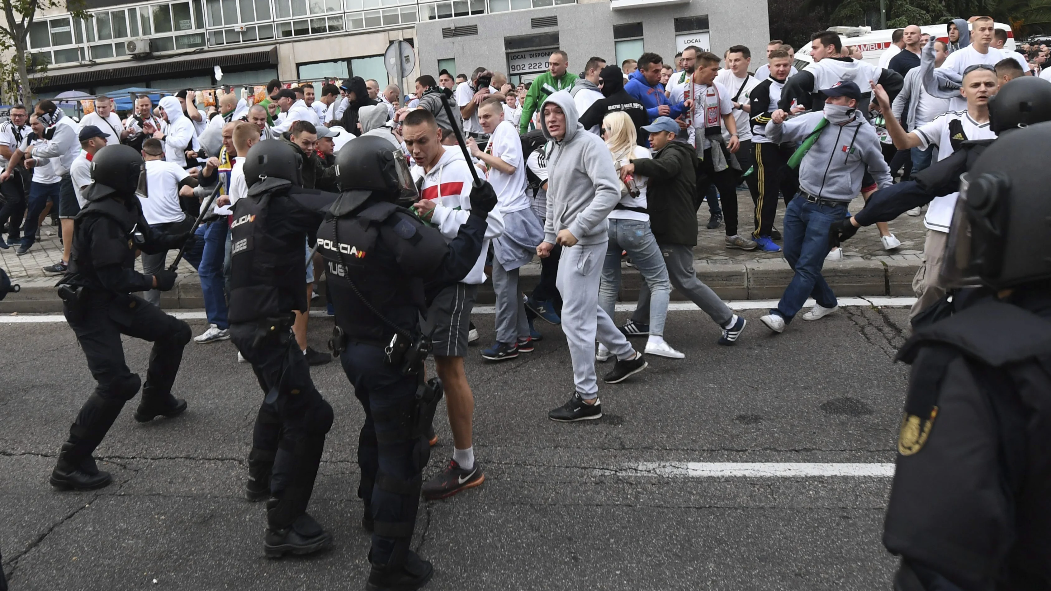 Agentes de la Policía Nacional cargan contra los ultras del Legia de Varsovia