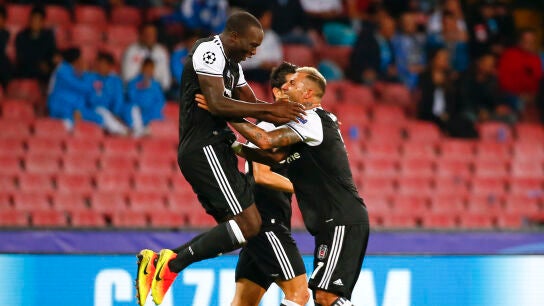 Los jugadores del Besiktas celebran el decisivo gol de Aboubakar ante el N&aacute;poles