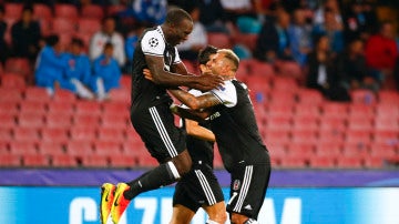 Los jugadores del Besiktas celebran el decisivo gol de Aboubakar ante el Nápoles