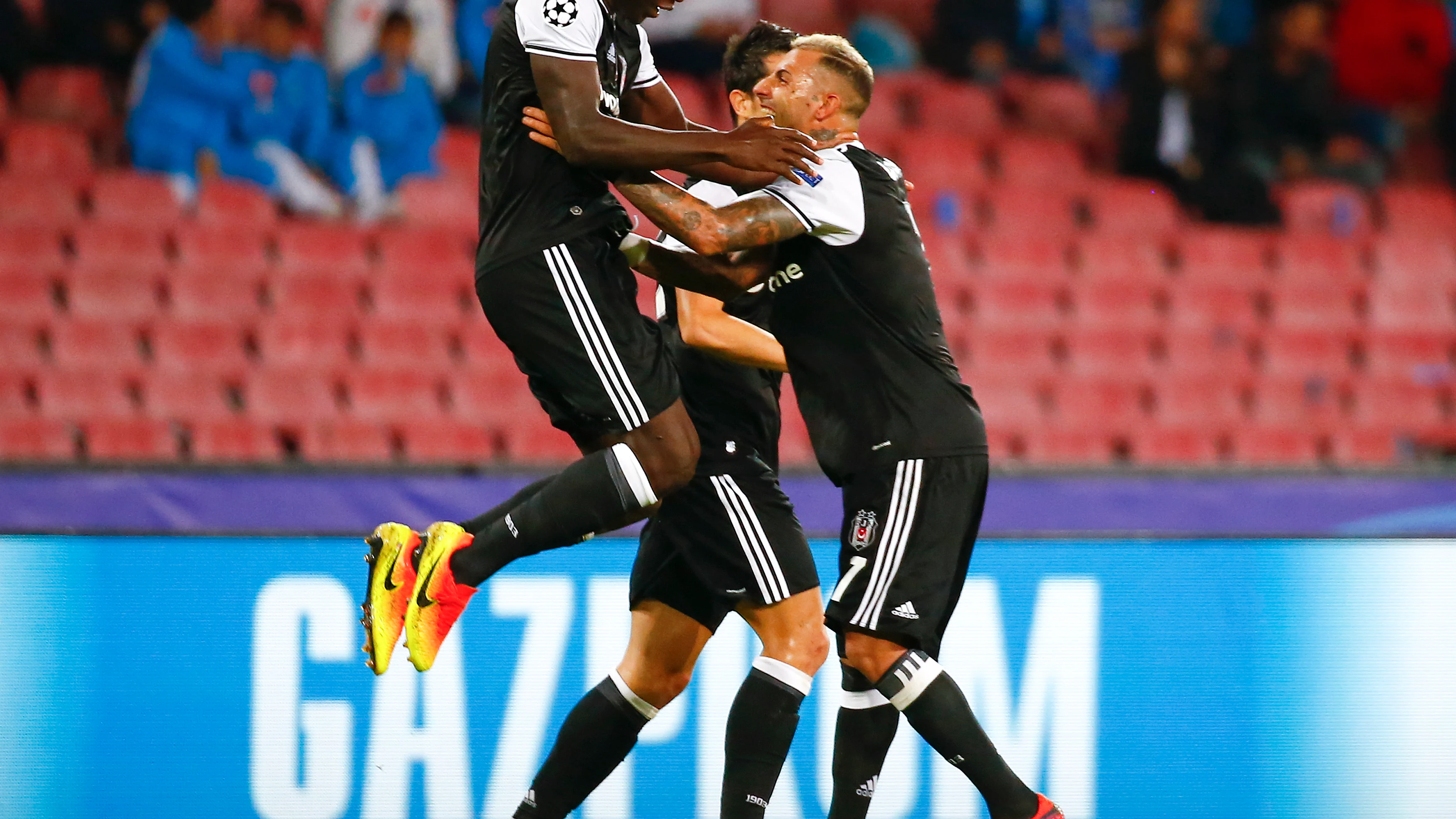 Los jugadores del Besiktas celebran el decisivo gol de Aboubakar ante el Nápoles