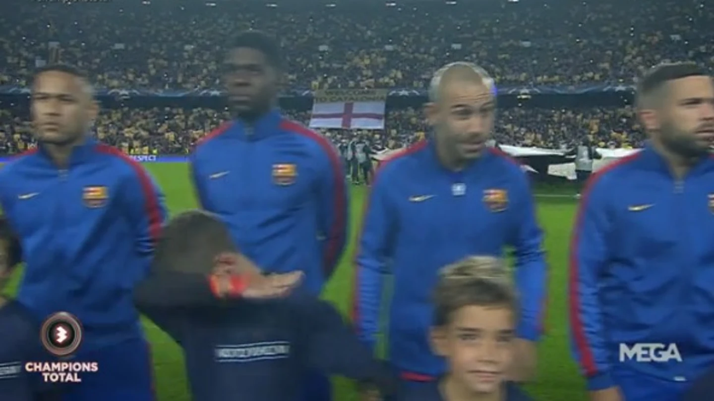 Un niño hace un 'dab' antes del Barça-City en el Camp Nou Un niño hace un 'dab' antes del Barça-City en el Camp Nou