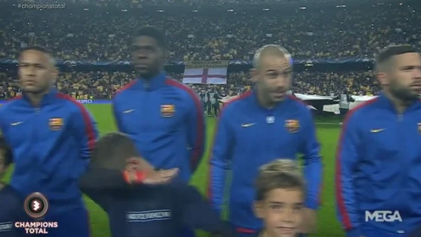 Un niño hace un 'dab' antes del Barça-City en el Camp Nou