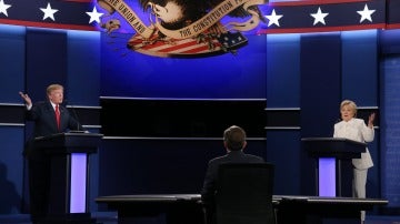 El candidato republicano, Donald Trump, y su rival, Hillary Clinton, en el debate