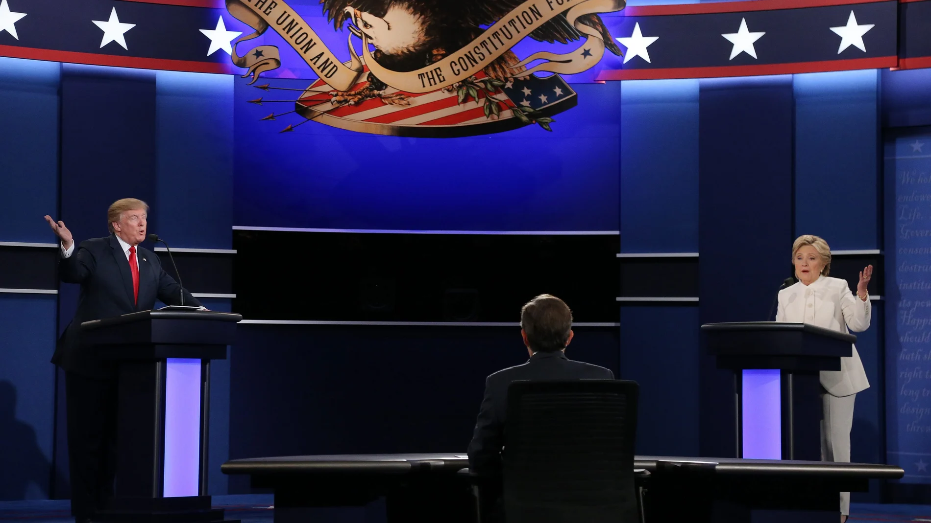 El candidato republicano, Donald Trump, y su rival, Hillary Clinton, en el debate