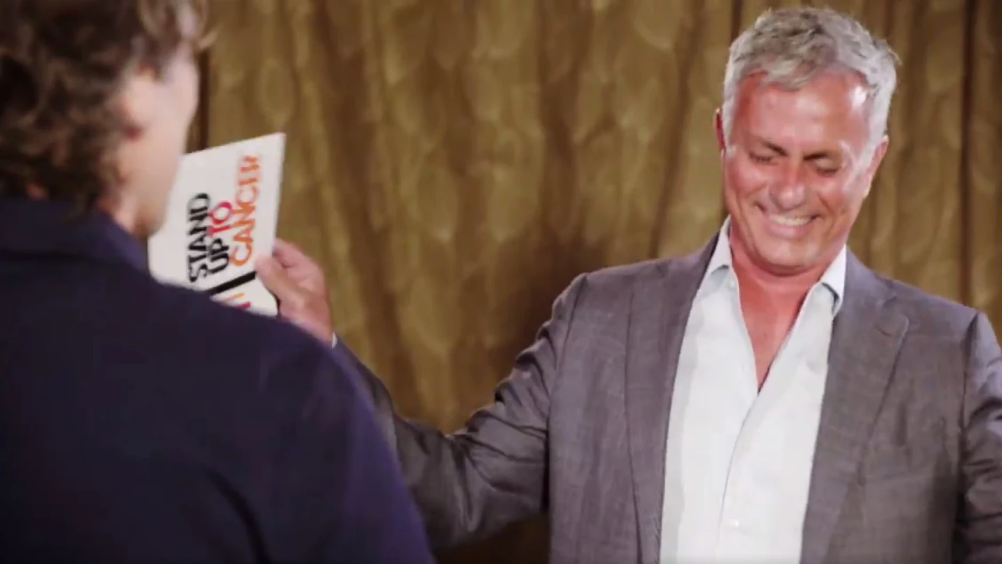 Mourinho sufre un ataque de risa Mourinho sufre un ataque de risa