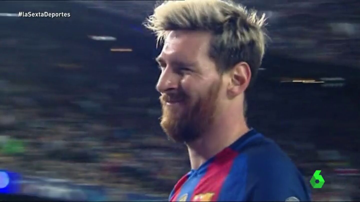 Leo Messi gui&ntilde;a el ojo a la grada del Camp Nou