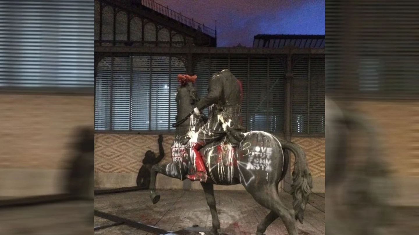 Estatua de Franco con una cabeza de cerdo Estatua de Franco con una cabeza de cerdo
