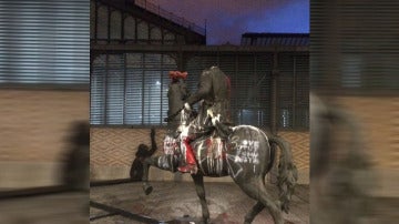 Estatua de Franco con una cabeza de cerdo