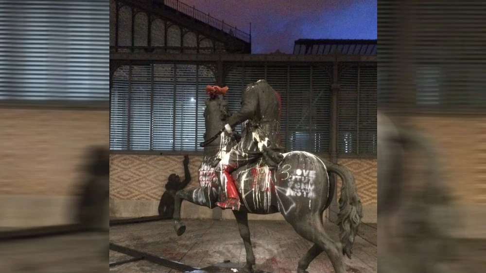 Estatua de Franco con una cabeza de cerdo