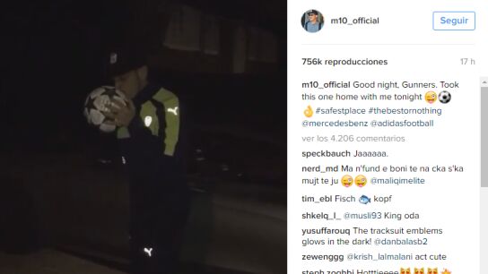 &Ouml;zil, con el bal&oacute;n del 'hat-trick'