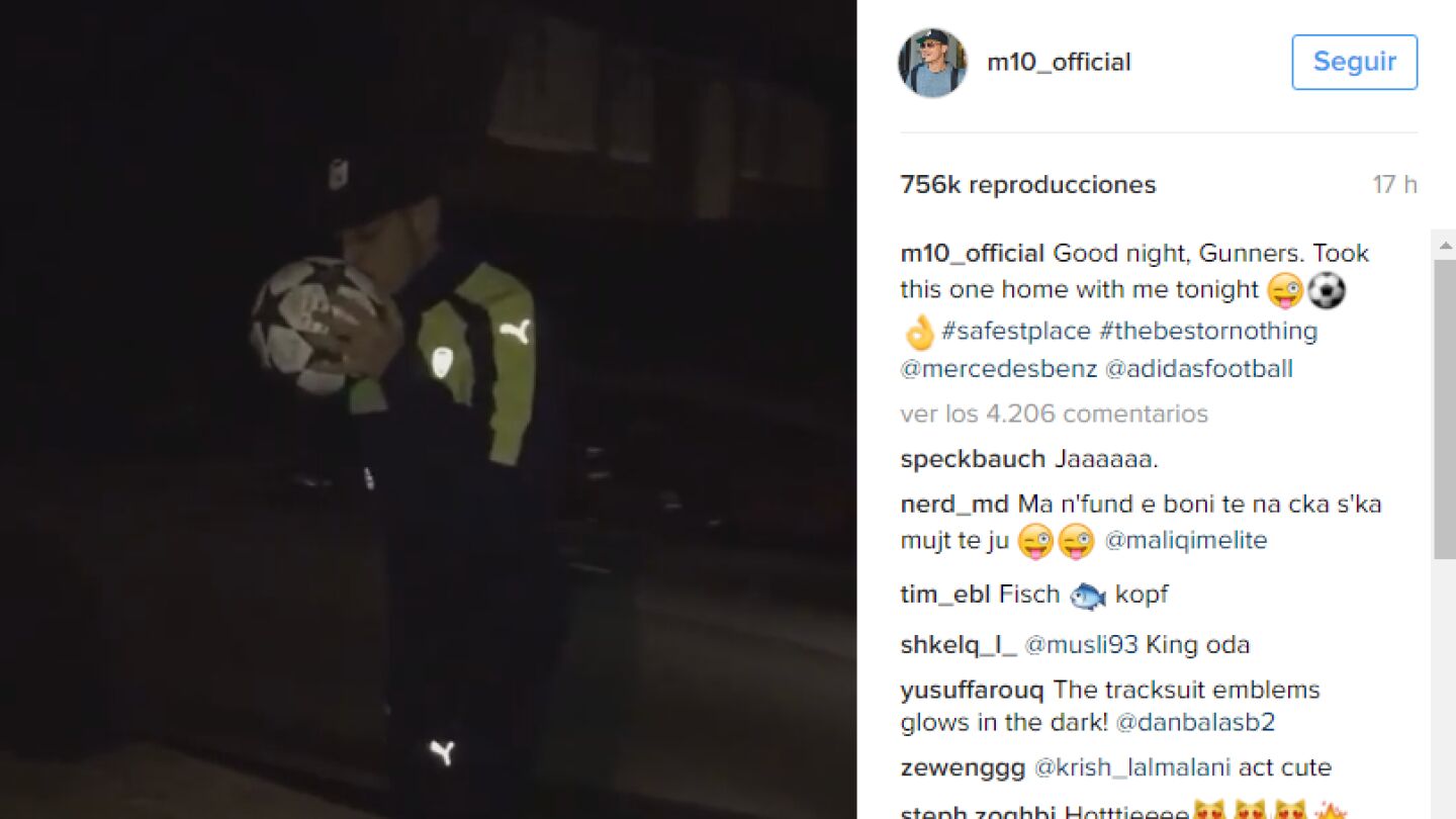 &Ouml;zil, con el bal&oacute;n del 'hat-trick'