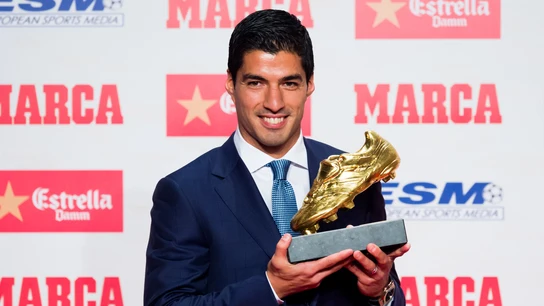 Luis Suárez posa con la Bota de Oro Luis Suárez posa con la Bota de Oro