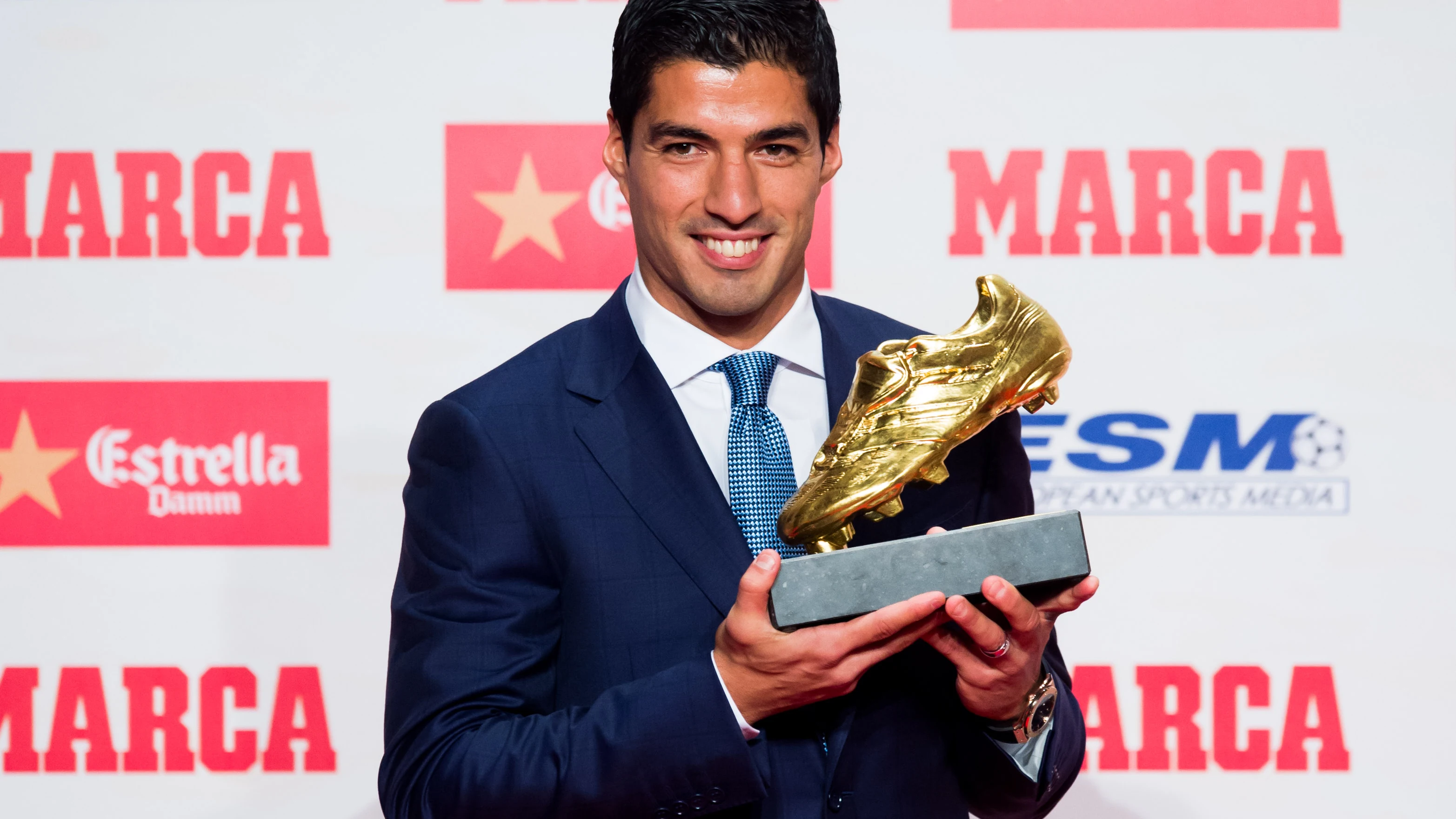 Luis Suárez posa con la Bota de Oro