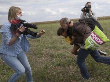Petra Laszlo intenta frenar al refugiado Obama y a su hijo Petra Laszlo intenta frenar al refugiado Obama y a su hijo