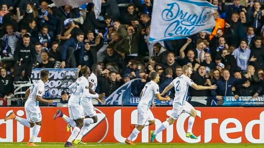 Los jugadores del Genk celebran el gol de Brabec ante el Athletic