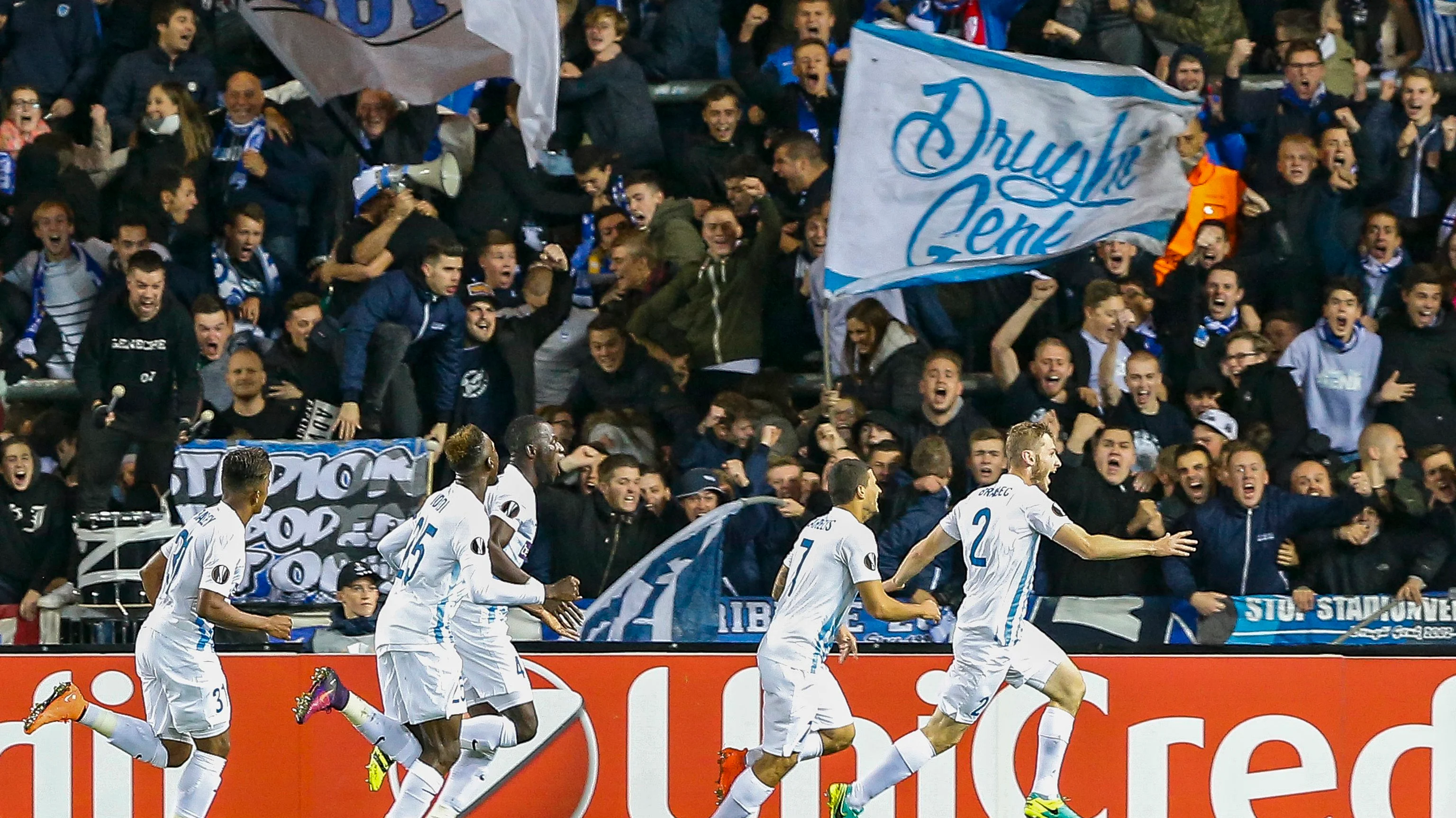 Los jugadores del Genk celebran el gol de Brabec ante el Athletic