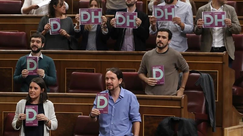 Algunos diputados de Podemos, entre ellos Iglesias, Montero y Garz&oacute;n, durante la protesta en el Congreso