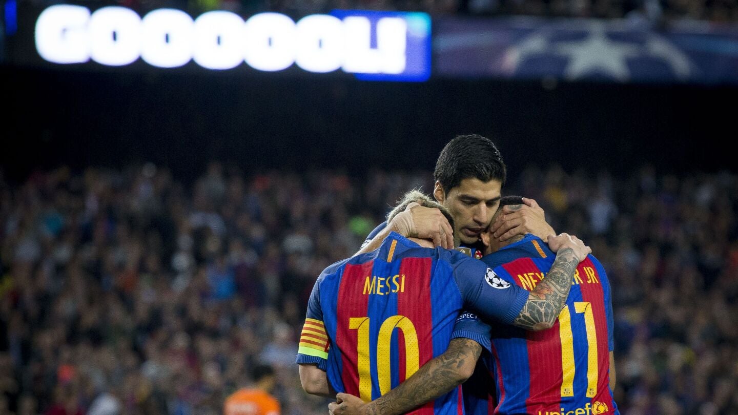 Su&aacute;rez abraza a Messi y Neymar durante el partido contra el Manchester City