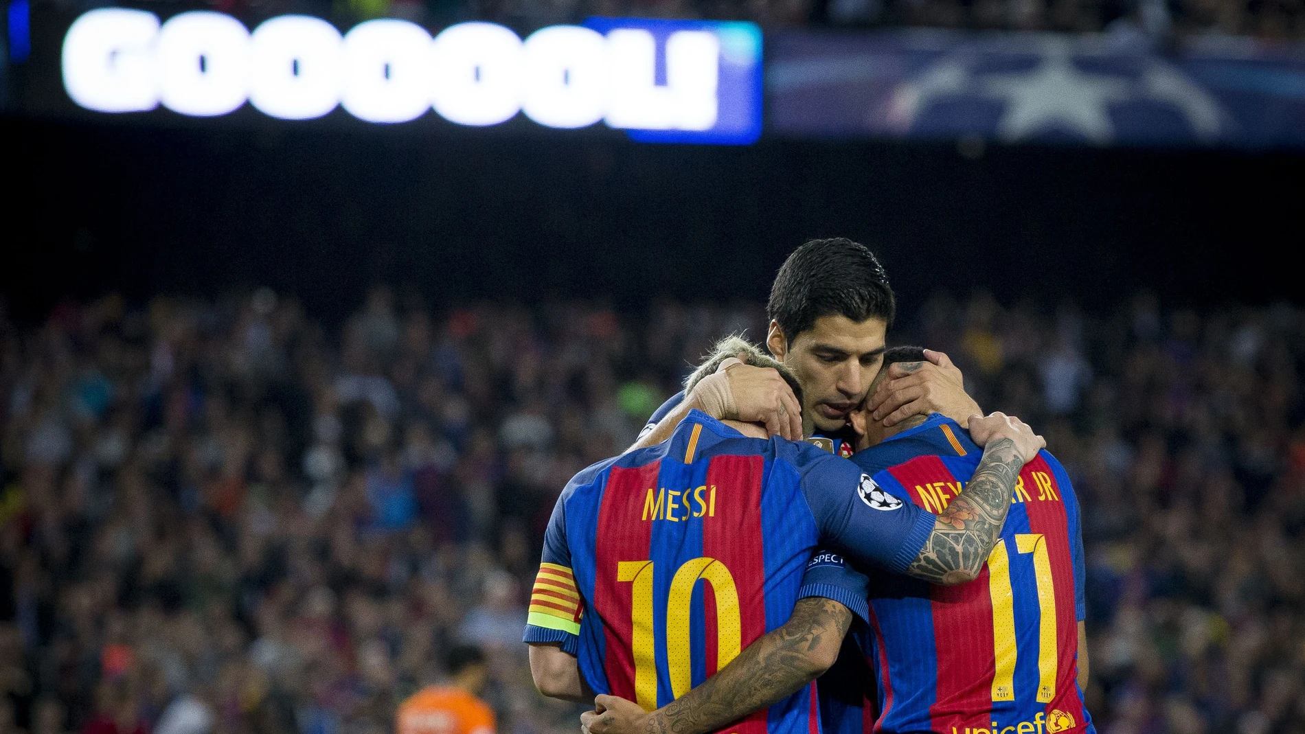 Suárez abraza a Messi y Neymar durante el partido contra el Manchester City
