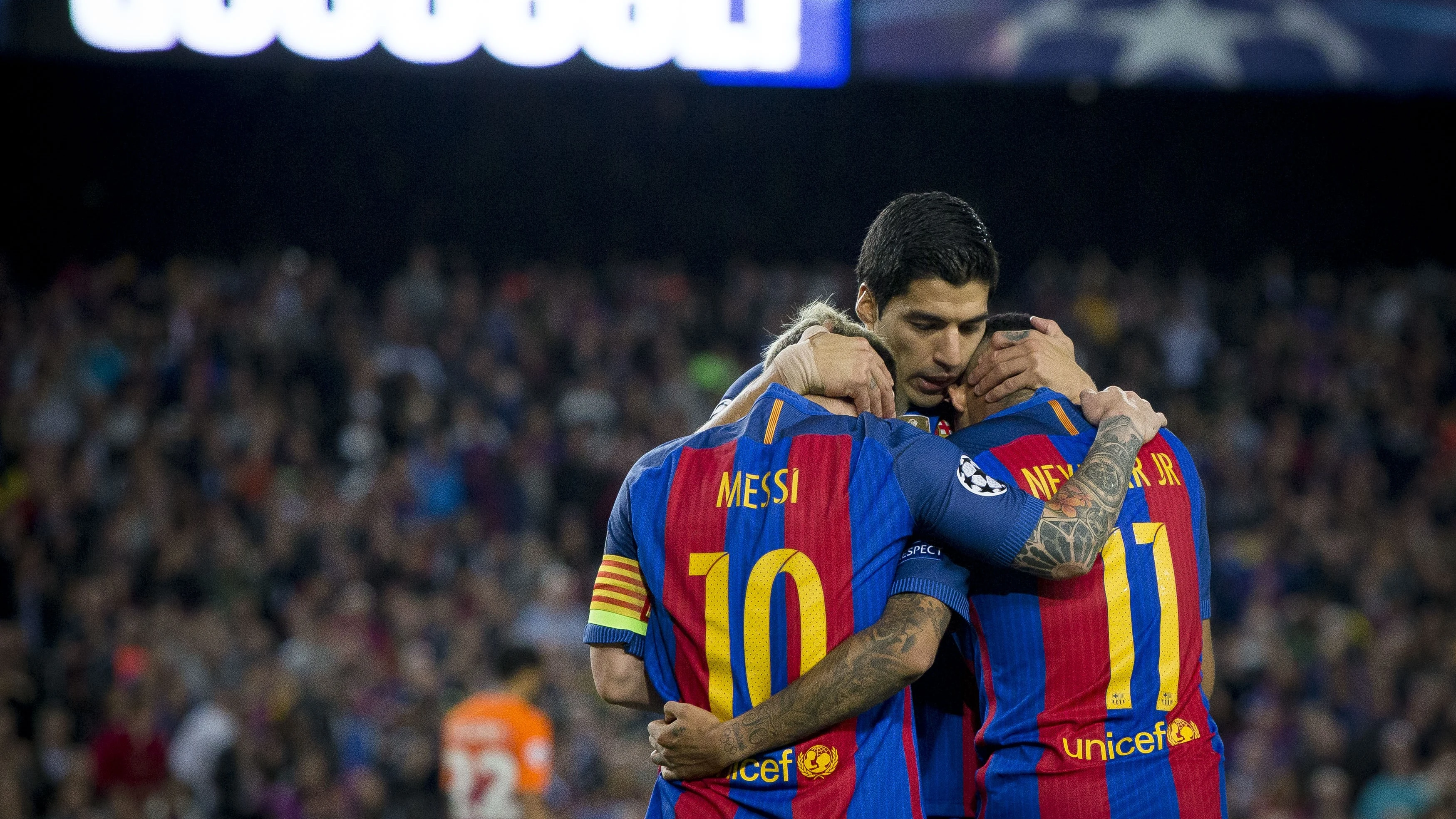 Suárez abraza a Messi y Neymar durante el partido contra el Manchester City