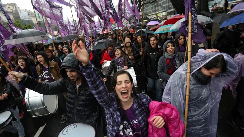 Miles de mujeres protestan en Argentina Miles de mujeres protestan en Argentina