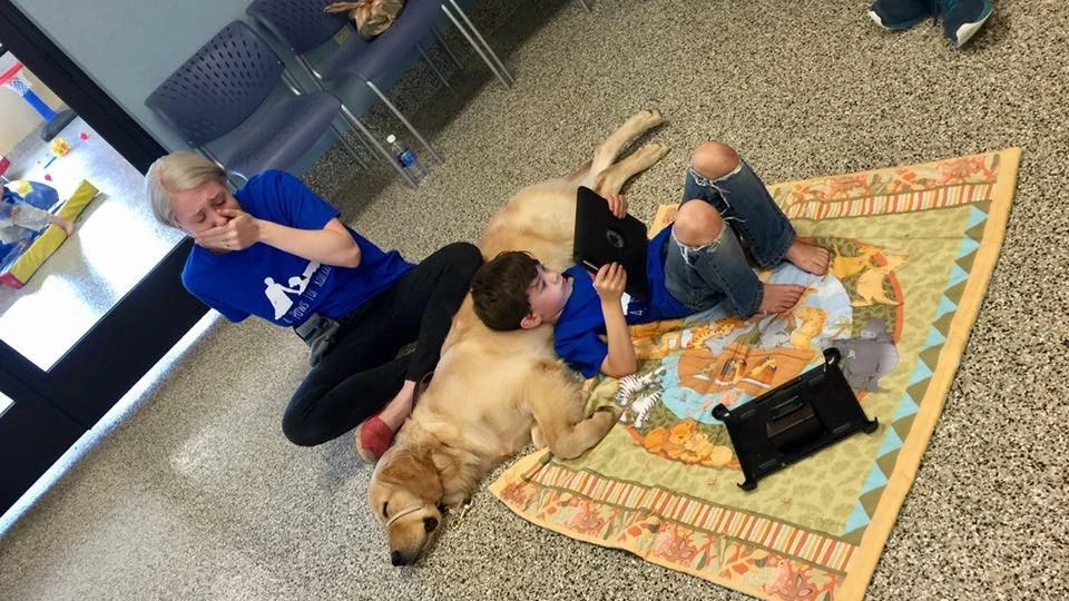 Ni&ntilde;o con autismo junto a su nuevo amigo Tornado