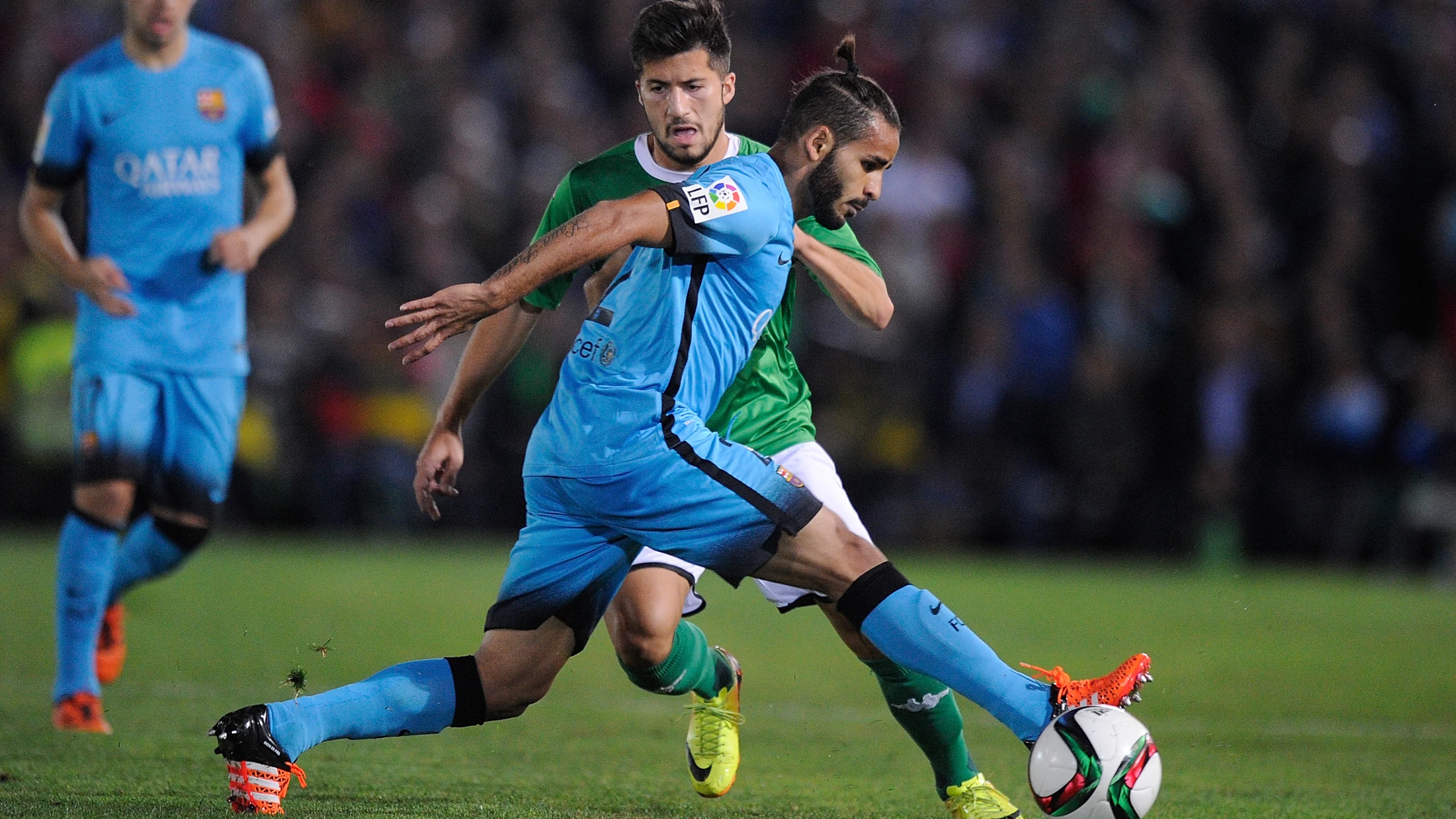 Douglas, en un partido con el Barcelona