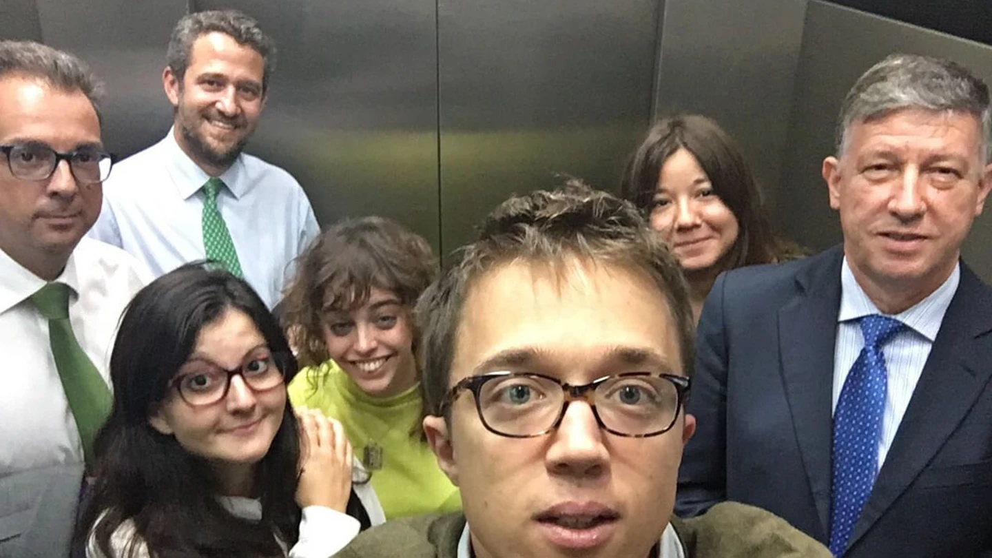 Imagen subida por Errejón del momento en el que un ascensor del Congreso se ha averiado Imagen subida por Errejón del momento en el que un ascensor del Congreso se ha averiado
