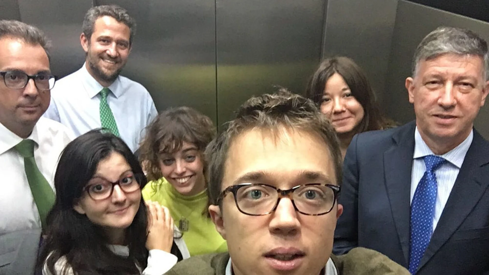 Imagen subida por Errejón del momento en el que un ascensor del Congreso se ha averiado