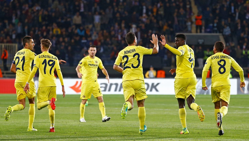 Los jugadores del Villarreal celebran el gol de N'Diaye ante el Osmanlispor