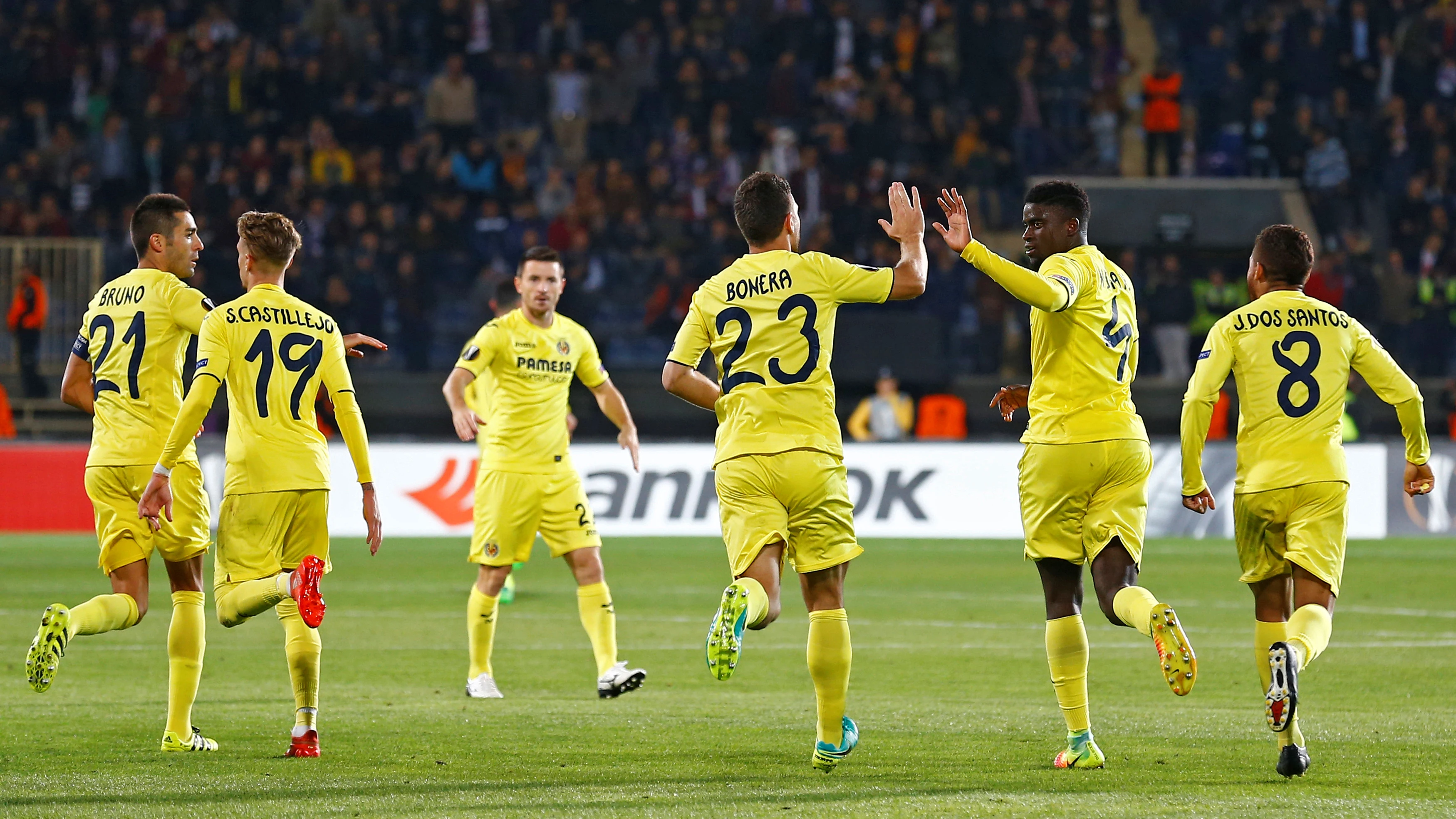 Los jugadores del Villarreal celebran el gol de N'Diaye ante el Osmanlispor