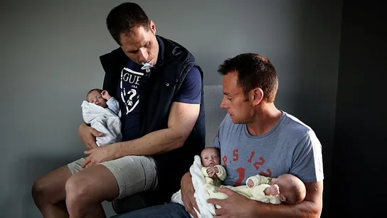 Una familia de padres homosexuales Una familia de padres homosexuales