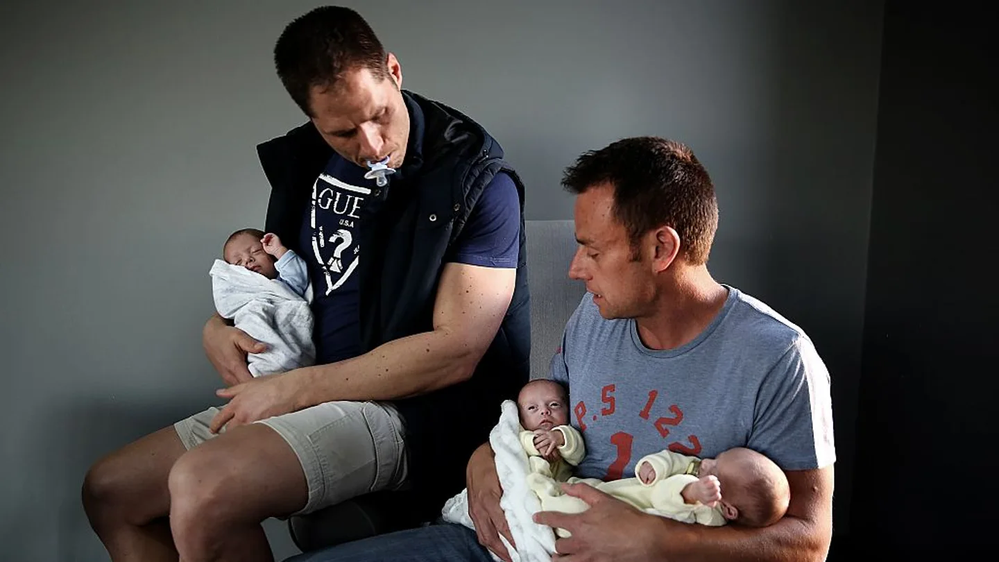 Una familia de padres homosexuales Una familia de padres homosexuales