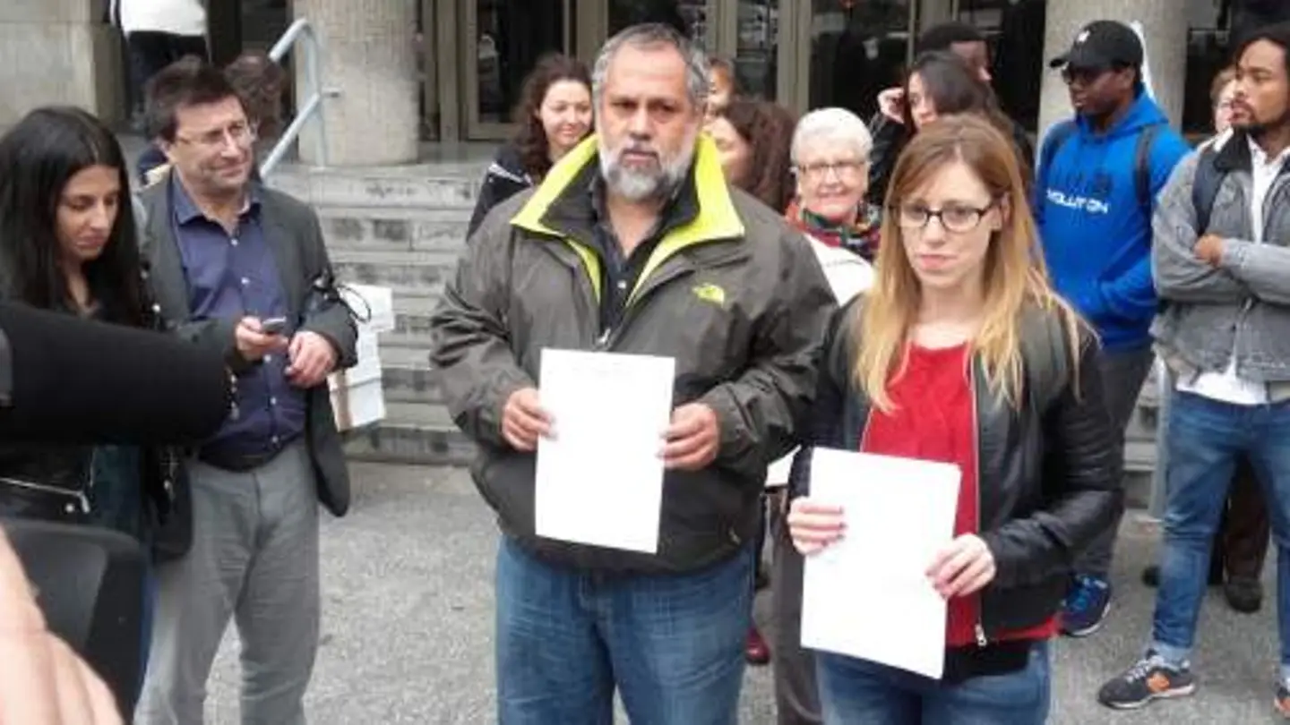 Miembros de 'Coordinadora de Barrios' y 'SOS Racismo' presentan una denuncia por presuntos malos tratos contra los inmigrantes del CIE de Aluche Miembros de 'Coordinadora de Barrios' y 'SOS Racismo' presentan una denuncia por presuntos malos tratos contra los inmigrantes del CIE de Aluche