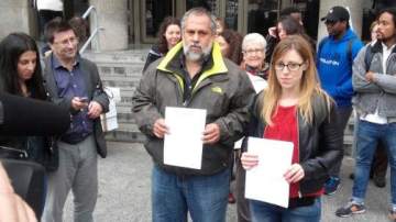 Miembros de 'Coordinadora de Barrios' y 'SOS Racismo' presentan una denuncia por presuntos malos tratos contra los inmigrantes del CIE de Aluche