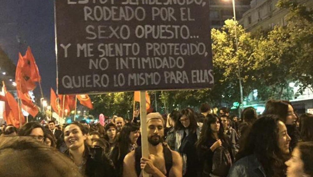 Un joven con el torso semidesnudo en la marcha del 'miércoles negro' en Chile