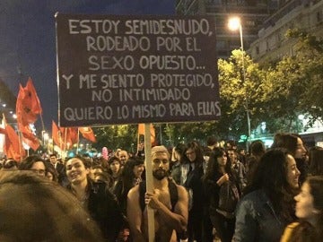 Un joven con el torso semidesnudo en la marcha del 'miércoles negro' en Chile Un joven con el torso semidesnudo en la marcha del 'miércoles negro' en Chile