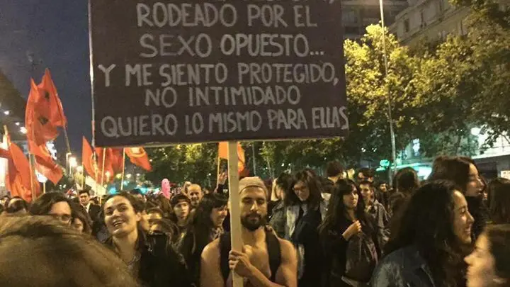 Un joven con el torso semidesnudo en la marcha del 'miércoles negro' en Chile Un joven con el torso semidesnudo en la marcha del 'miércoles negro' en Chile