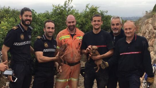Posando con el perro tras el rescate