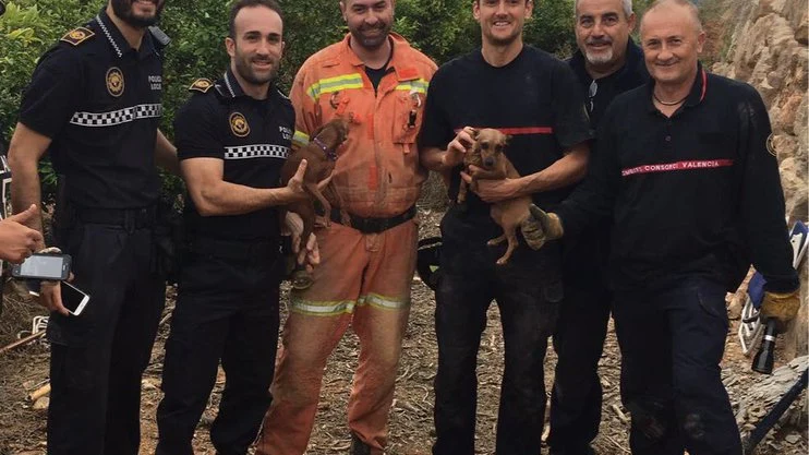 Posando con el perro tras el rescate