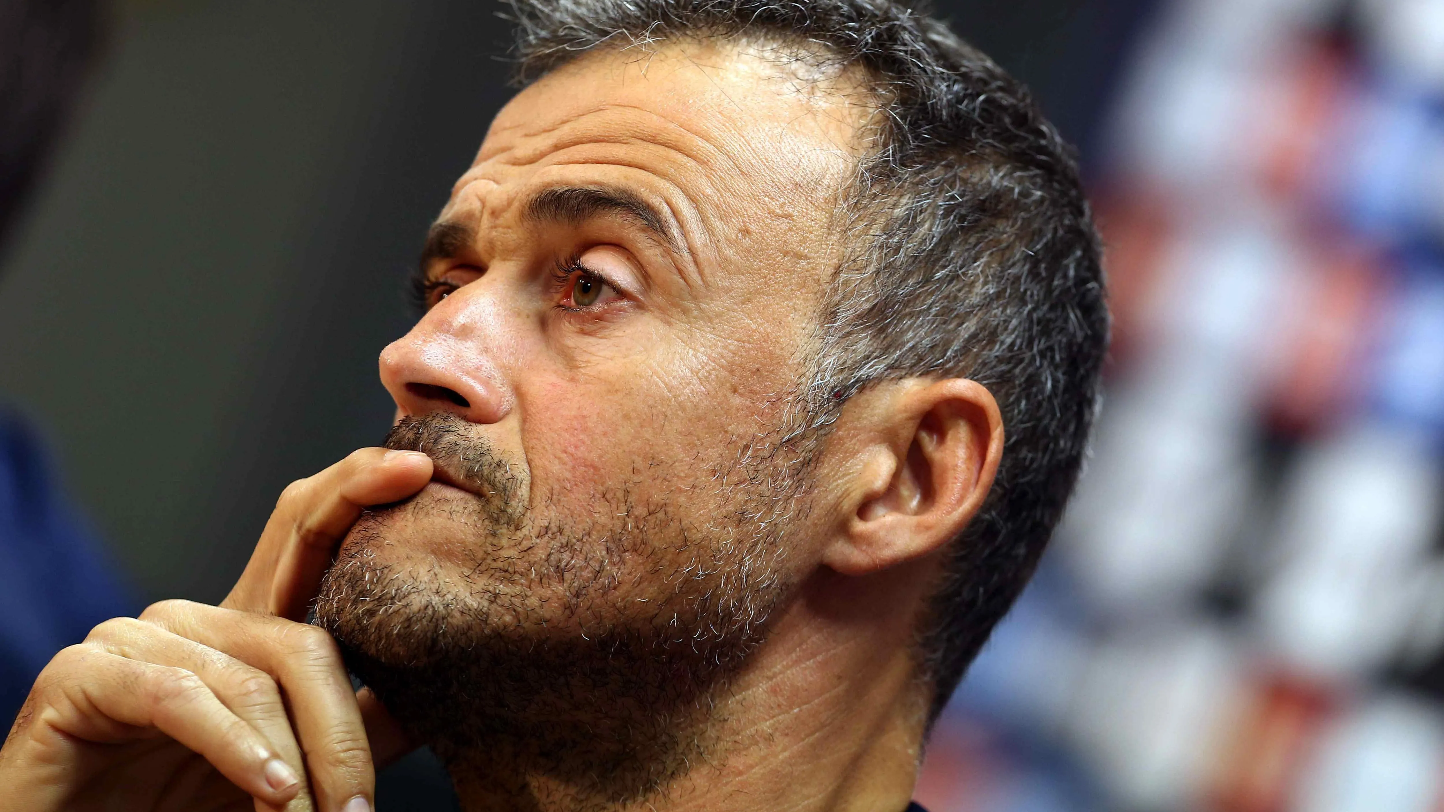 Luis Enrique, pensativo durante la rueda de prensa