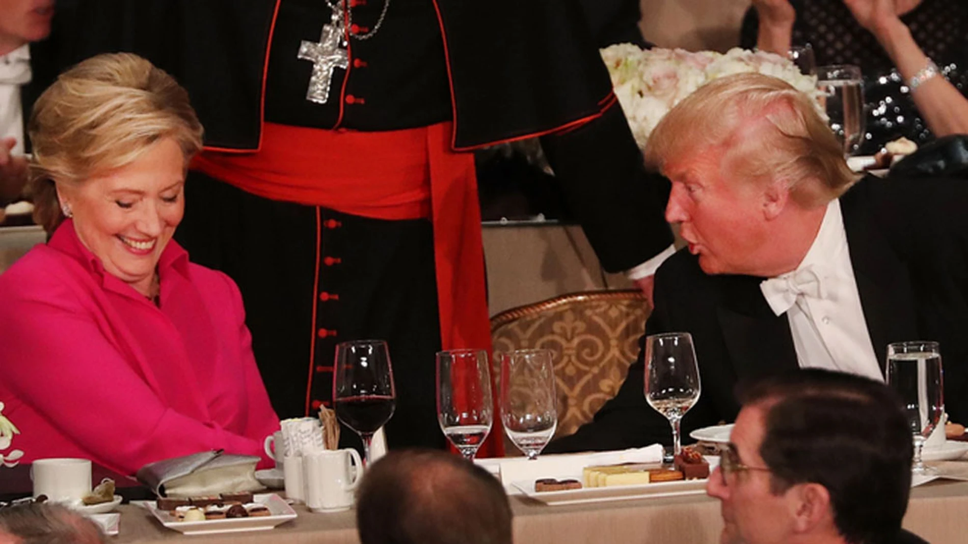Clinton y Trump cenan en la misma mesa