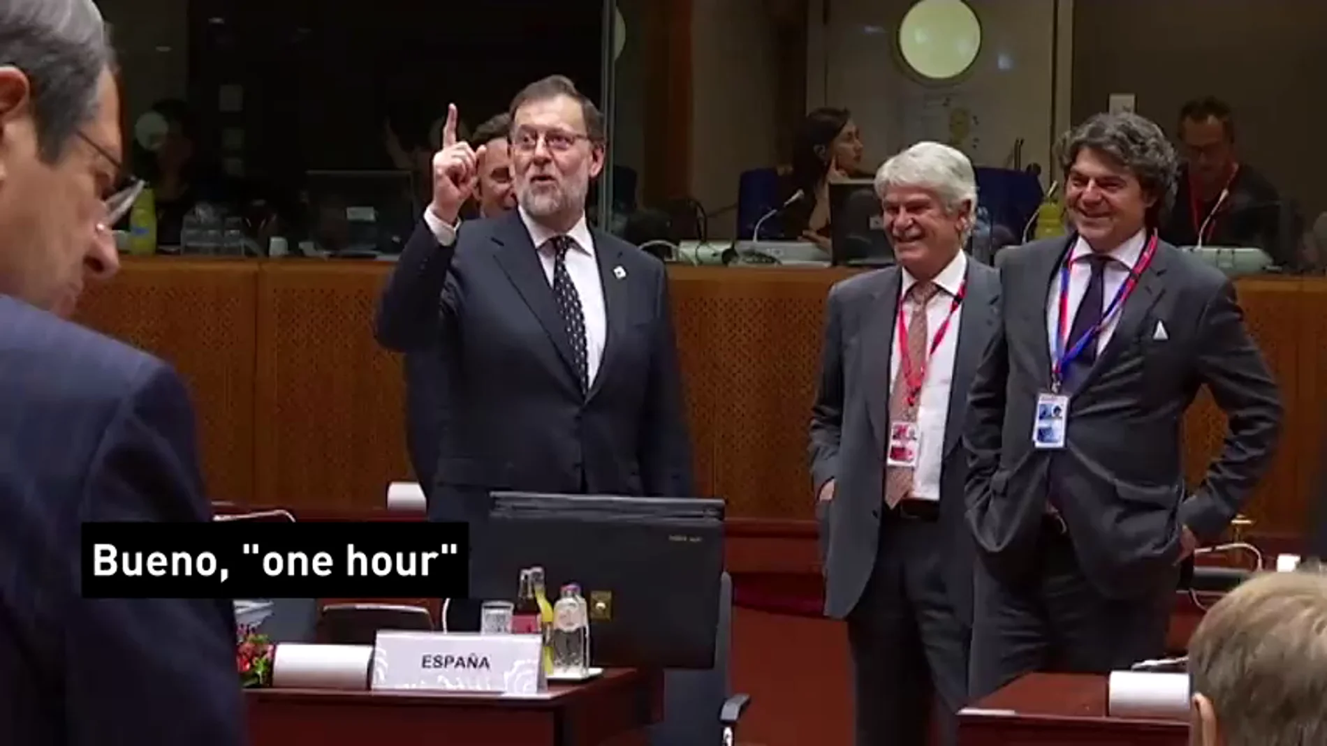 Frame 7.996923 de: La insólita respuesta de Mariano Rajoy al ser preguntado en inglés por la fecha de su investidura: "In one hour"