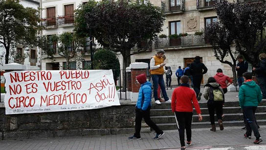 Vecinos y amigos de los dos detenidos en la madrugada del pasado sabado por agredir a dos Guardias Civiles y sus parejas en una concentración frente al ayuntamiento de Alsasua Vecinos y amigos de los dos detenidos en la madrugada del pasado sabado por agredir a dos Guardias Civiles y sus parejas en una concentración frente al ayuntamiento de Alsasua