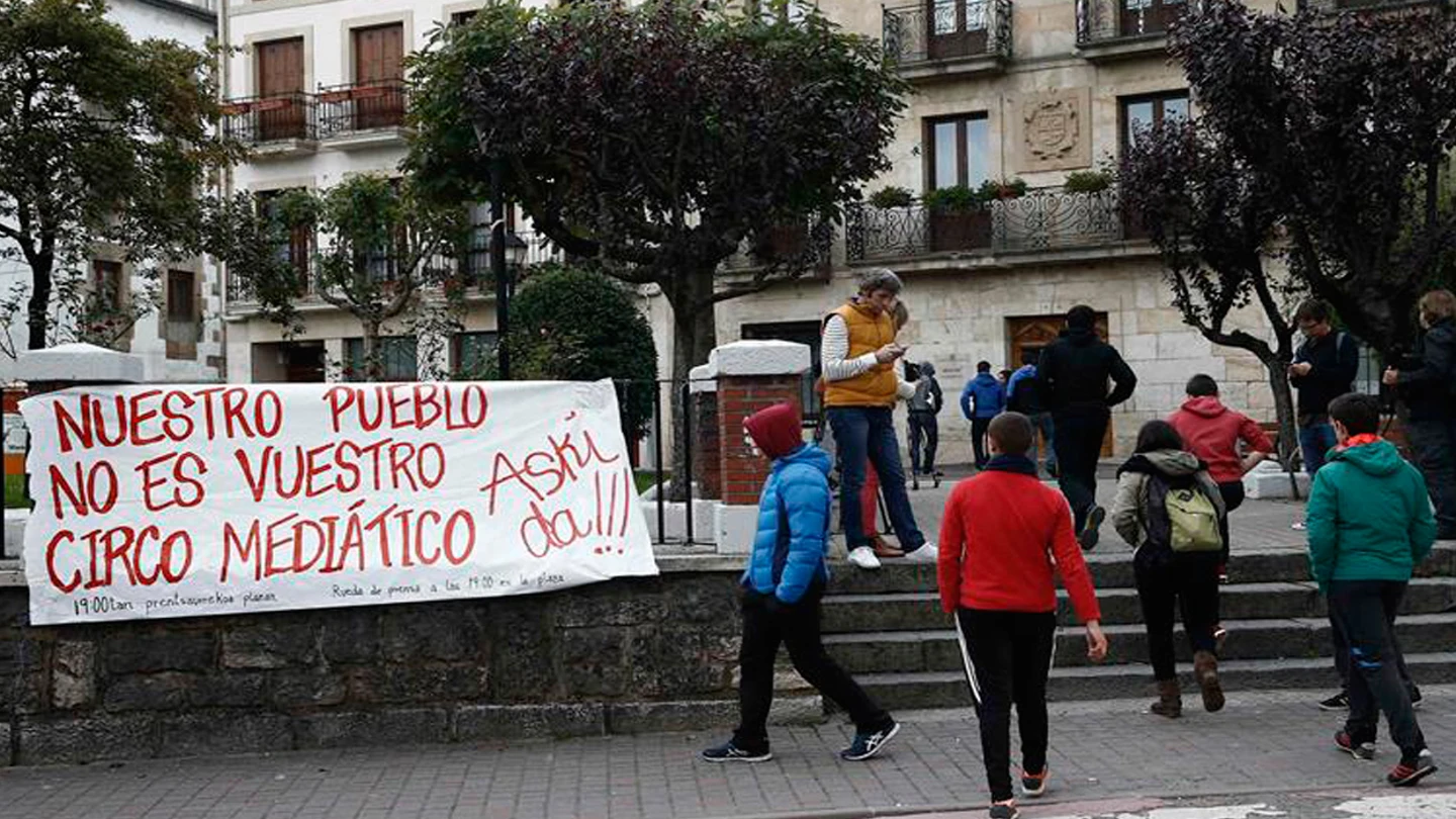 Vecinos y amigos de los dos detenidos en la madrugada del pasado sabado por agredir a dos Guardias Civiles y sus parejas en una concentración frente al ayuntamiento de Alsasua Vecinos y amigos de los dos detenidos en la madrugada del pasado sabado por agredir a dos Guardias Civiles y sus parejas en una concentración frente al ayuntamiento de Alsasua