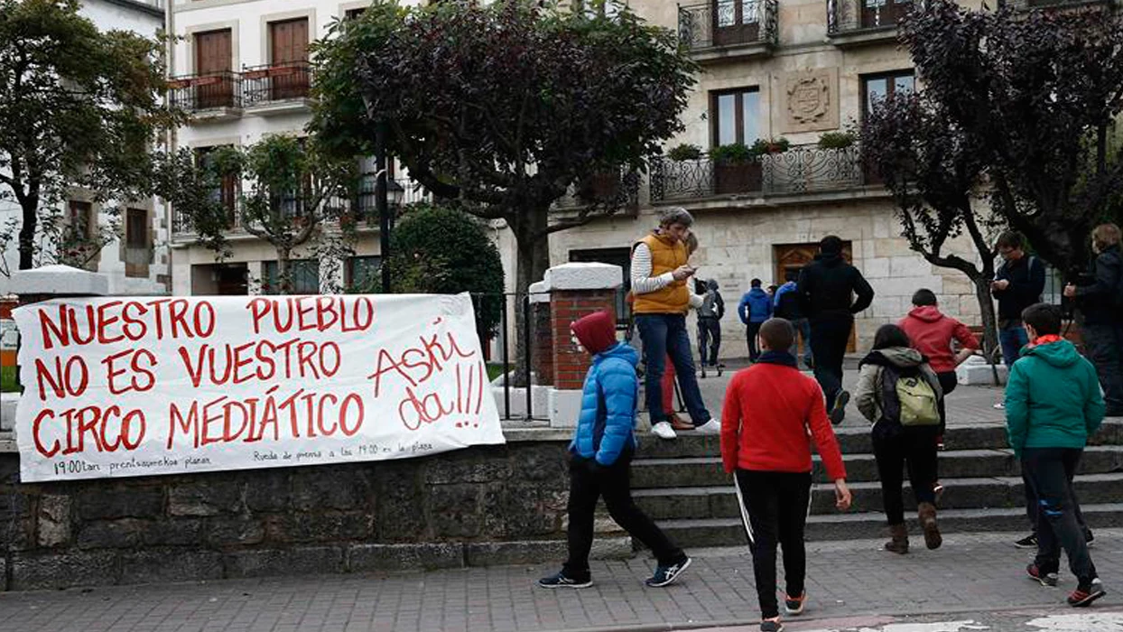 Vecinos y amigos de los dos detenidos en la madrugada del pasado sabado por agredir a dos Guardias Civiles y sus parejas en una concentración frente al ayuntamiento de Alsasua